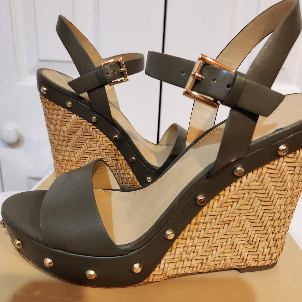 Michael Kors Black Platform Sandals with Sleek Straps - Picture 5 of 6